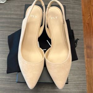 NWT never been worn Pour la victoire suede beige pumps